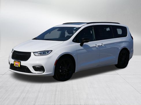 Used 2025 Chrysler Pacifica Limited FWD image 3