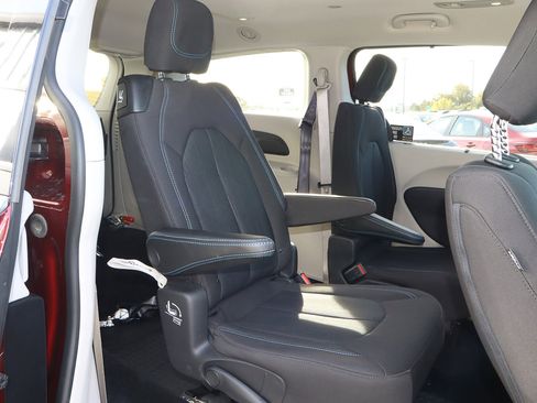 Used 2021 Chrysler Pacifica Touring image 28