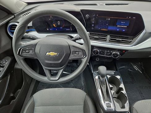 Used 2025 Chevrolet Trax LT FWD image 18