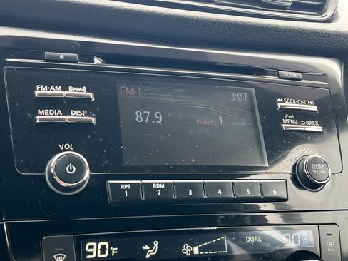 Used 2017 Nissan Rogue SV image 18