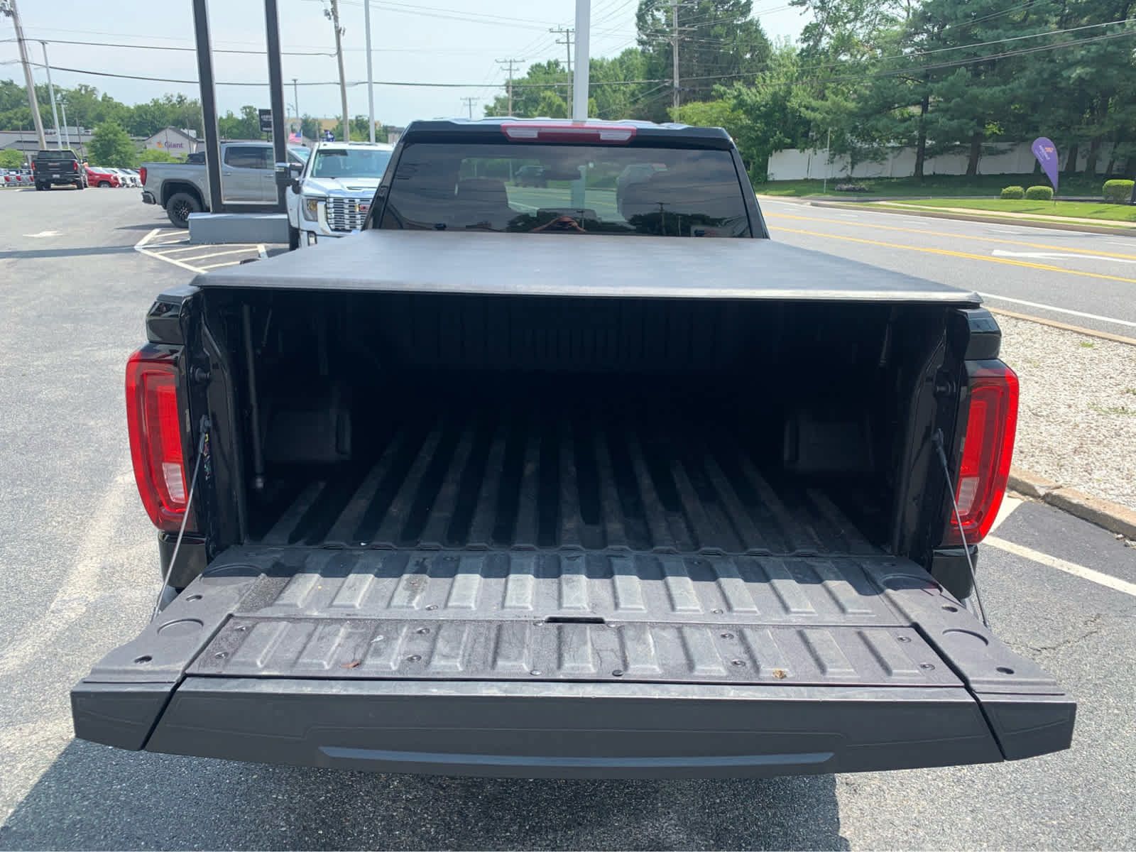 Used 2023 GMC Sierra 1500 SLT w/ SLT Premium Package AWD/4WD image 5