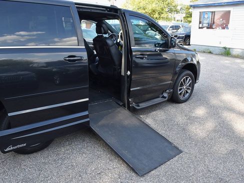 Used 2017 Dodge Grand Caravan SXT FWD image 25