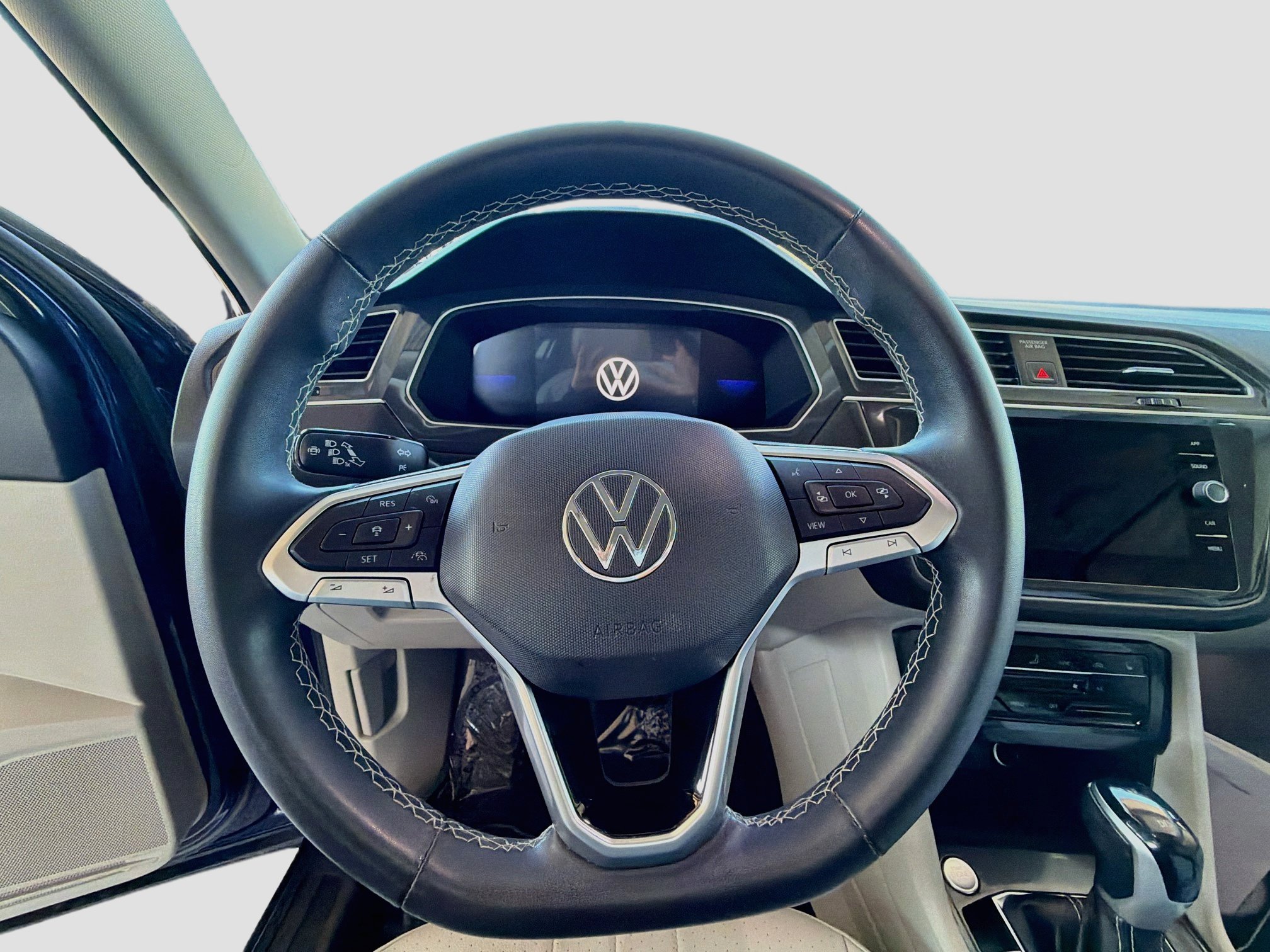 Used 2023 Volkswagen Tiguan SE AWD/4WD image 17