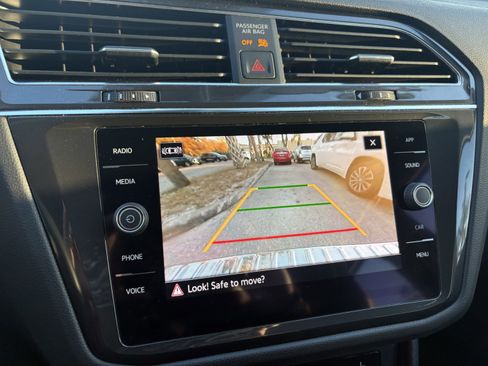 Used 2022 Volkswagen Tiguan SE w/ Panoramic Sunroof Package image 11