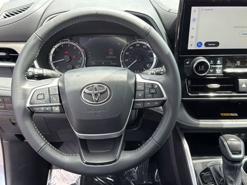 Used 2023 Toyota Highlander XLE FWD image 20