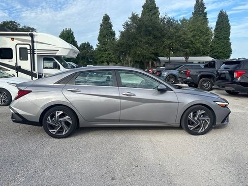 Used 2025 Hyundai Elantra SEL FWD image 4