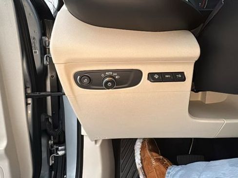 Used 2023 Buick Envision Avenir image 4