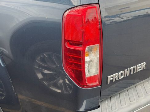 Used 2018 Nissan Frontier SV image 11