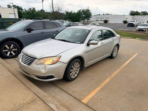 Used 2011 Chrysler 200 Touring FWD image 2