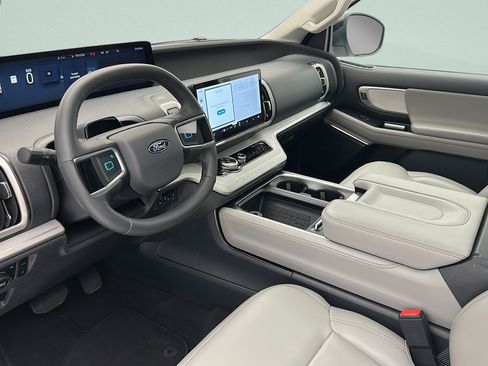 Used 2025 Ford Expedition Active AWD/4WD image 12