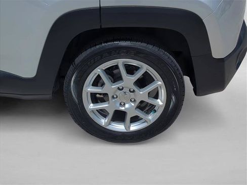 Used 2021 Jeep Renegade Latitude FWD image 23