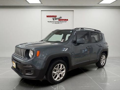 Used 2018 Jeep Renegade Latitude w/ UConnect 8.4 Nav Group FWD image 3