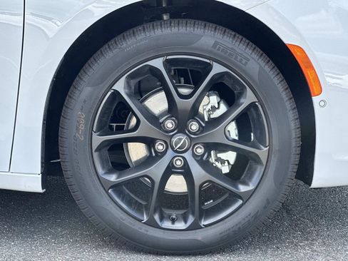 New 2026 Chrysler Pacifica Limited w/ Uconnect Theater Family Group FWD image 12