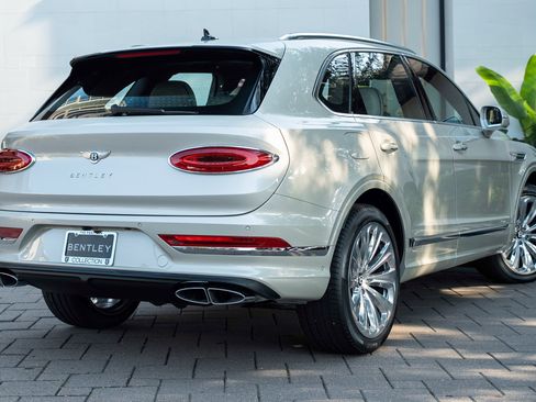 Certified 2025 Bentley Bentayga image 3