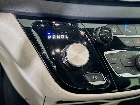 Used 2024 Chrysler Pacifica Touring-L image 24
