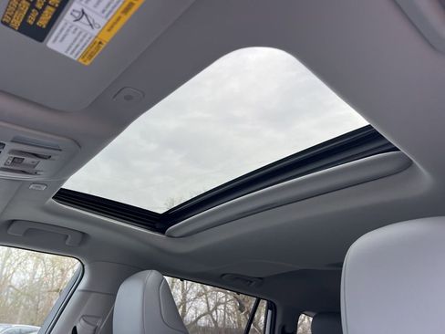 Used 2025 Toyota Highlander XLE image 5