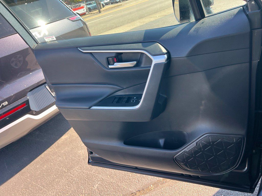 Used 2020 Toyota RAV4 XLE w/ Convenience Package AWD/4WD image 15