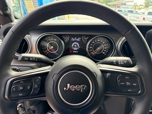 Used 2023 Jeep Gladiator Sport AWD/4WD image 17