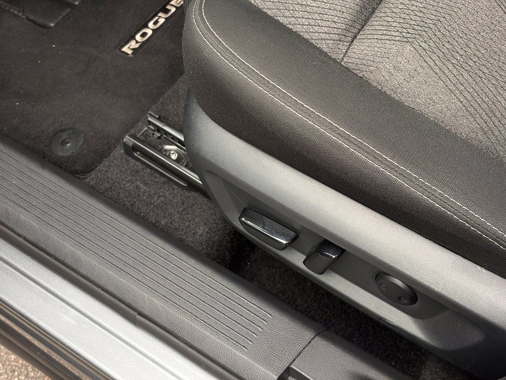 Certified 2025 Nissan Rogue SV FWD image 13