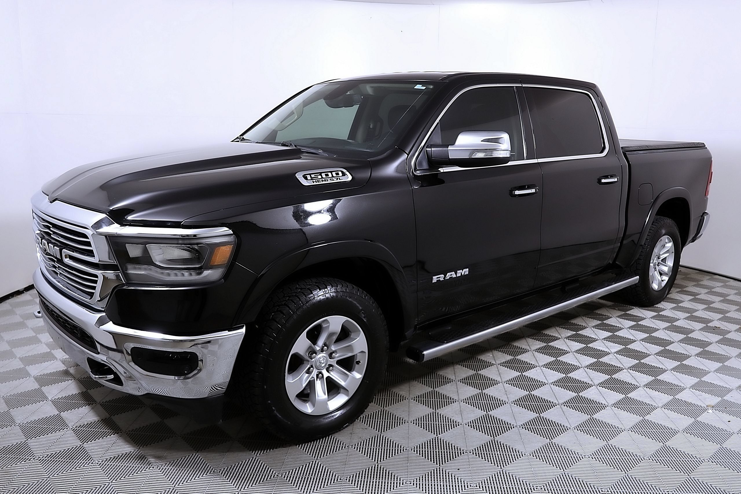 Used 2019 RAM 1500 Laramie AWD/4WD image 3