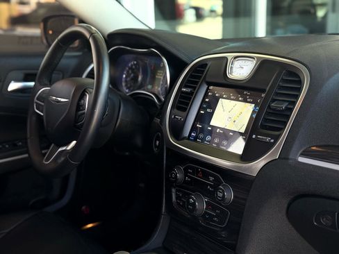 Used 2018 Chrysler 300 Touring L image 11