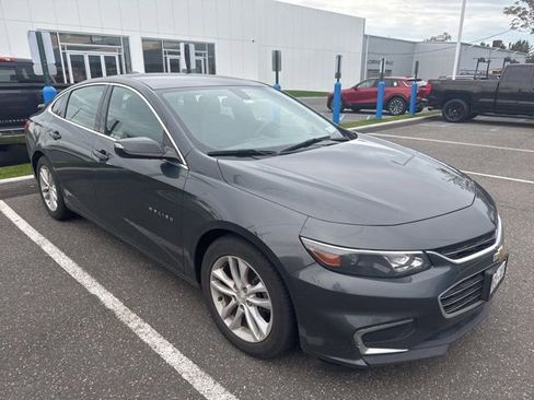 Used 2018 Chevrolet Malibu LT FWD image 2