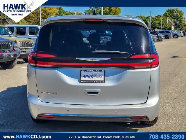 Used 2024 Chrysler Pacifica Touring-L FWD image 5