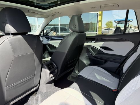 Used 2025 Volkswagen Tiguan SE w/ Panoramic Sunroof Package AWD/4WD image 32