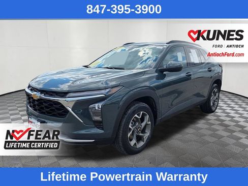 Used 2025 Chevrolet Trax LT w/ LT Convenience Package FWD image 3