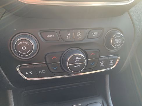 Used 2022 Jeep Cherokee Latitude Lux AWD/4WD image 14