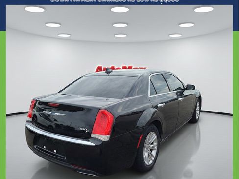 Used 2017 Chrysler 300 C RWD image 3