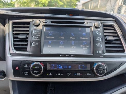 Used 2019 Toyota Highlander XLE AWD/4WD image 30