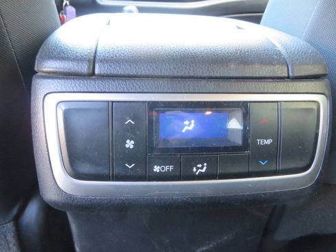 Used 2019 Toyota Highlander LE AWD/4WD image 19