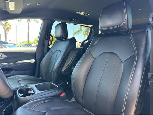 Used 2025 Chrysler Pacifica Select FWD image 7