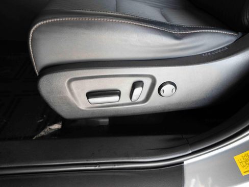 Used 2019 Toyota Highlander Plus w/ Carpet Mat Package (TMS) AWD/4WD image 12