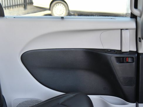 Used 2023 Chrysler Pacifica Touring-L FWD image 47