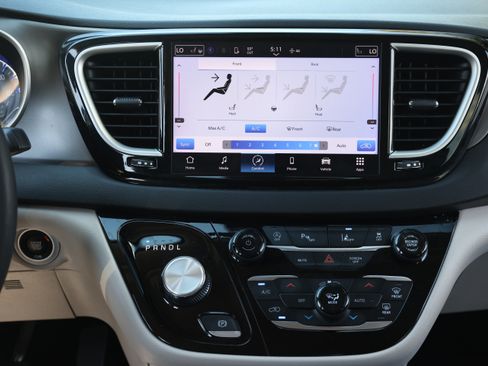 Used 2024 Chrysler Pacifica Touring-L FWD image 9