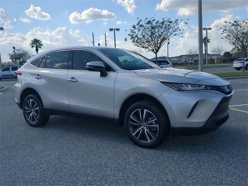 Certified 2022 Toyota Venza LE image 2