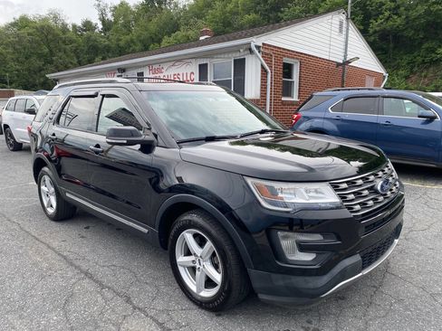 Used 2017 Ford Explorer XLT w/ Equipment Group 202A AWD/4WD image 3