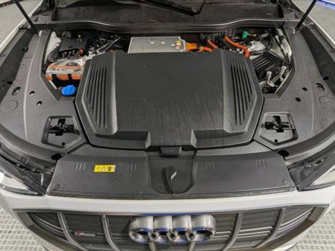 Used 2022 Audi e-tron Premium Plus w/ Premium Plus Package image 32