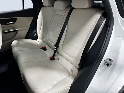 Used 2026 Mercedes-Benz GLC 300 4MATIC image 32