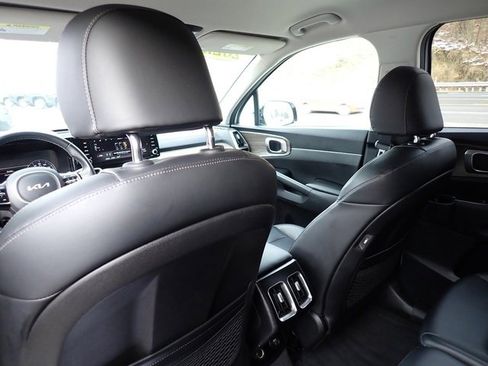 Used 2022 Kia Sorento S image 16