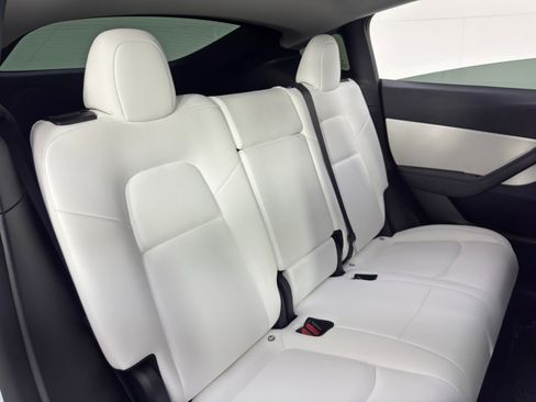 Used 2021 Tesla Model Y Long Range image 39