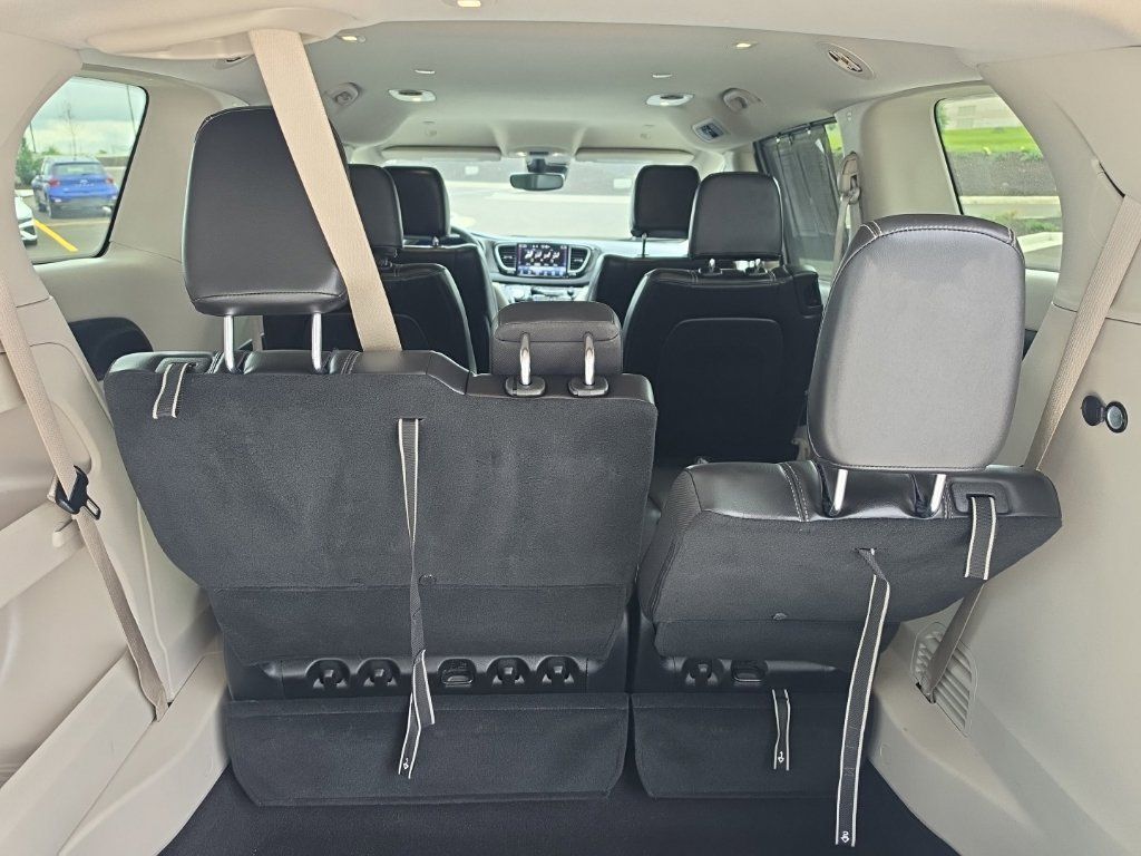 Used 2023 Chrysler Pacifica Touring-L FWD image 22