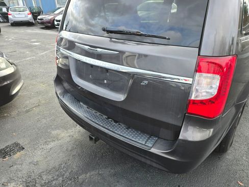 Used 2016 Chrysler Town & Country S w/ Driver Convenience Group image 16