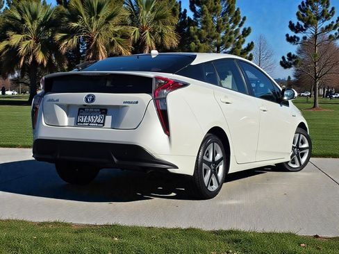 Used 2017 Toyota Prius Four Touring w/ Carpet Mat Package image 7