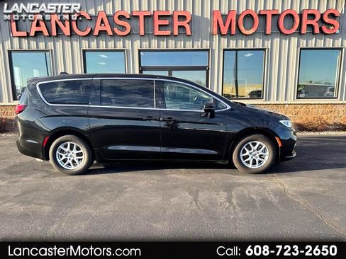 Used 2023 Chrysler Pacifica Touring-L image 1