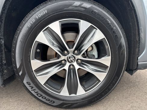 Used 2023 Toyota Highlander XLE image 11