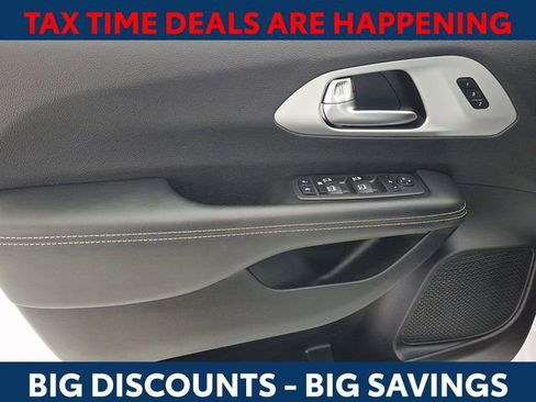 Used 2025 Chrysler Pacifica Limited image 14