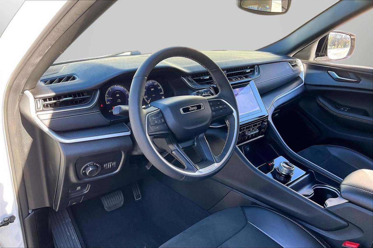 Used 2024 Jeep Grand Cherokee Altitude AWD/4WD image 18